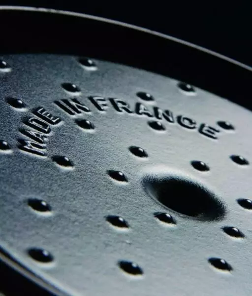 Staub Cocotte Rund Und Flach Aus Gusseisen In Schwarz - Image 3